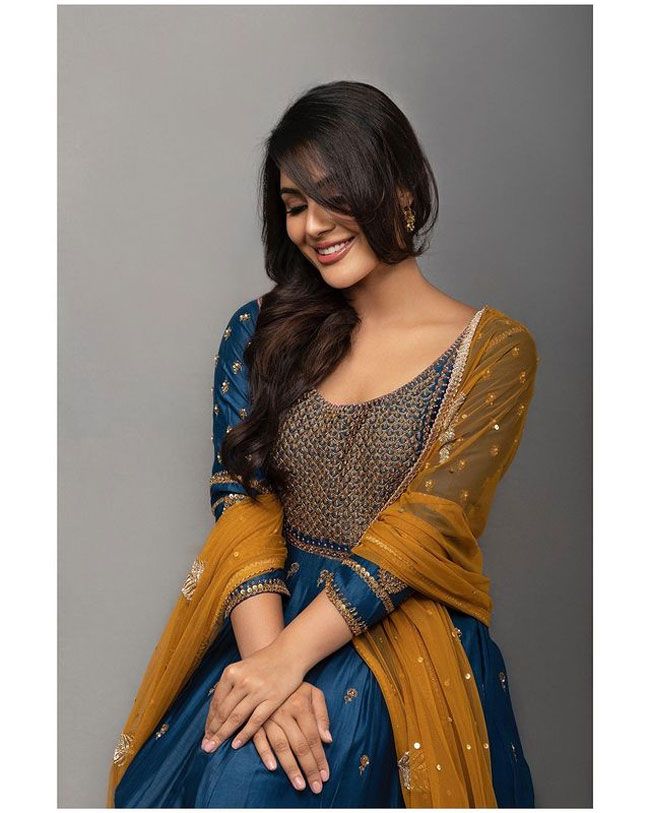 Samyuktha Menon Staggering Poses At Gym